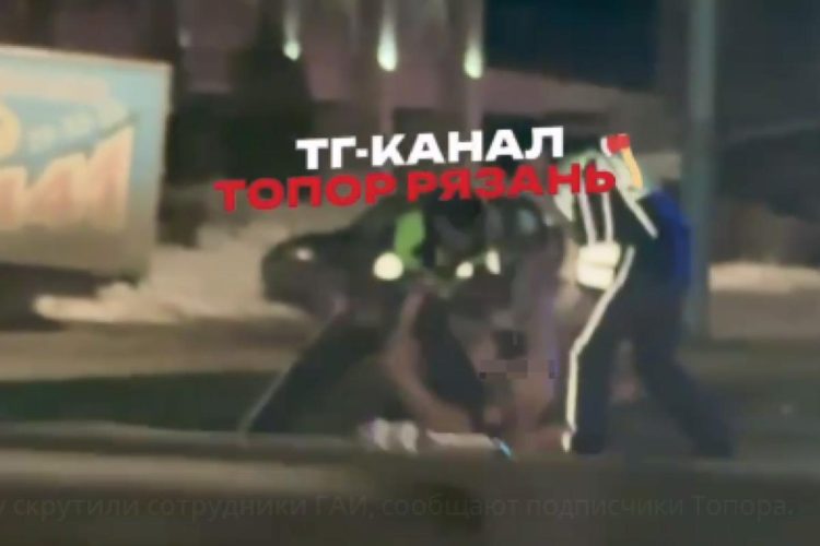 Голый мужчина испортил машины рязанцев