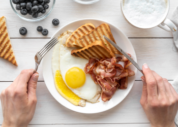 Эндокринолог Калошина: жирная пища совершенно не годится для завтрака
