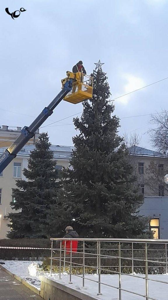 В центре Рязани украшают новогодние елки