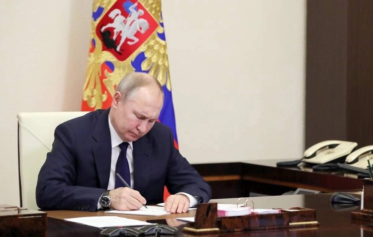 Владимир Путин объявил перемирие в зоне СВО в дни 80-летния Великой Победы