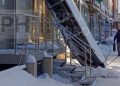 Козырек магазина рухнул в Рязани на тротуар