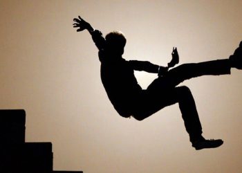 В Рязанской области рабочий погиб при падении с лестницы В Рязанской области рабочий погиб при падении с лестницы