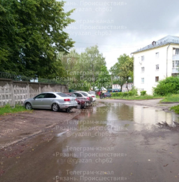 Рязанцы пожаловались на «болото» на перекрестке улиц Телевизионной и Ломоносова