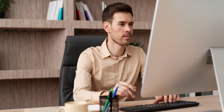 Россиянам напомнили о сокращенном рабочем дне 1 ноября