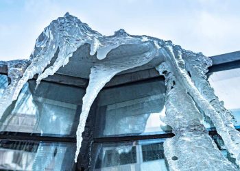 В Рязани упавшей глыбой льда травмирован мужчина