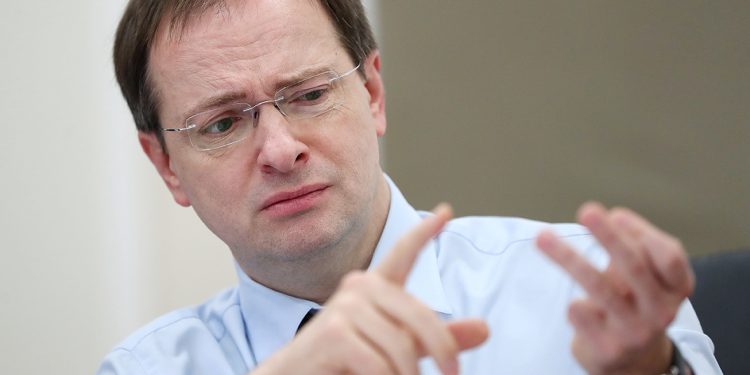 Время обучения в школах и вузах России могут сократить Время обучения в школах и вузах России могут сократить