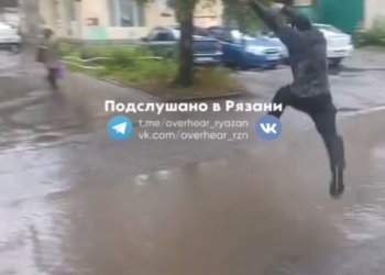 Рязанцы вынуждены перепрыгивать через огромные лужи Рязанцы вынуждены перепрыгивать через огромные лужи