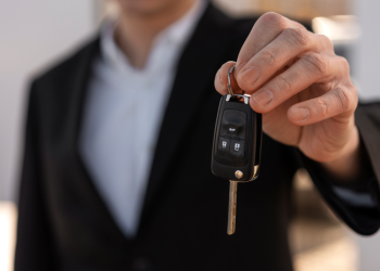 Получившим травмы на производстве рязанцам вручили ключи от автомобилей