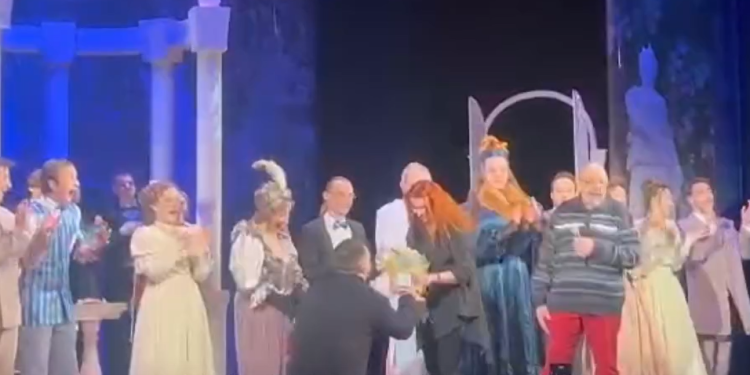 Мужчина сделал предложение своей возлюбленной на сцене Рязанского театра кукол