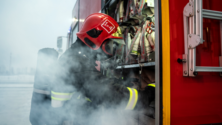 В рязанской пятиэтажке произошел пожар, есть пострадавшие