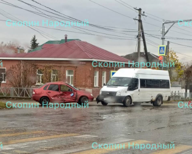 В рязанском Скопине столкнулись ГАЗель и легковушка В рязанском Скопине столкнулись ГАЗель и легковушка