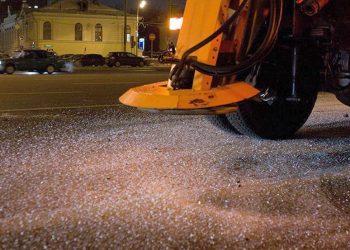 В ночь на 5 ноября рязанские дороги от гололедицы обрабатывали 12 комбинированных машин