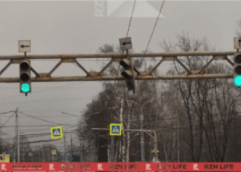 Оторвавшийся на рязанском Приокском мосту светофор висит уже целую неделю Оторвавшийся на рязанском Приокском мосту светофор висит уже целую неделю