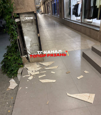 В центре Рязани вандалы разнесли фасад ТРЦ «Малина»