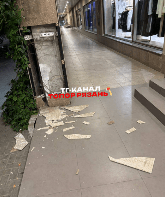 В центре Рязани вандалы разнесли фасад ТРЦ "Малина"