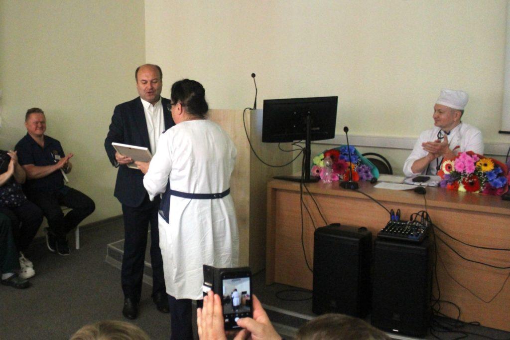 Лидер рязанских коммунистов Денис Сидоров вручил награды медикам