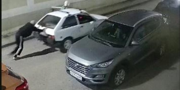 В Рязани двое мужчин угнали из двора жилого дома легковой автомобиль