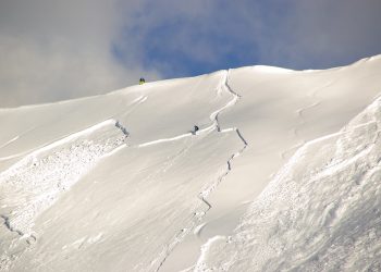 Два мальчика погибли под снегом, катаясь на горке
