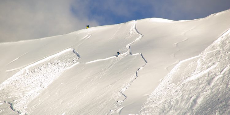Два мальчика погибли под снегом, катаясь на горке Два мальчика погибли под снегом, катаясь на горке