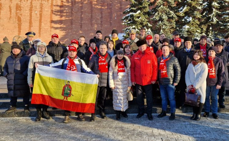 Делегация рязанских коммунистов приняла участие в митинге, посвящённом 108-й годовщине РККА в Москве