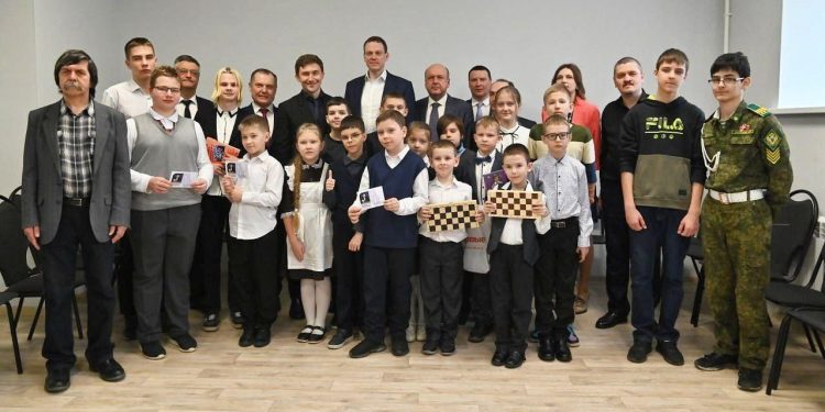 Губернатор Малков и сенатор РФ Карякин посетили рязанский шахматный глуб Губернатор Малков и сенатор РФ Карякин посетили рязанский шахматный глуб