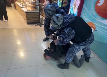 В рязанском ТРЦ "Виктория Плаза" 16-летнего блогера Зотикова задержали люди в форме В рязанском ТРЦ «Виктория Плаза» 16-летнего блогера Зотикова задержали люди в форме