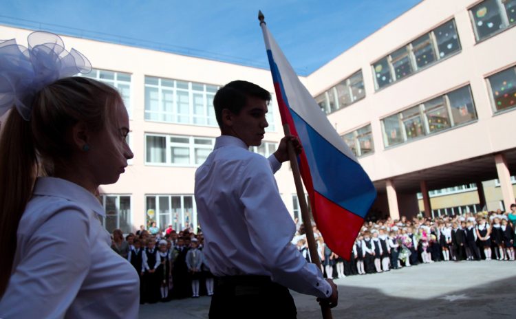 Российский флаг появится на фасадах всех школ и детсадов