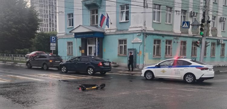 В центре Рязани водитель на «Ford Focus» сбил 16-летнего электросамокатчика
