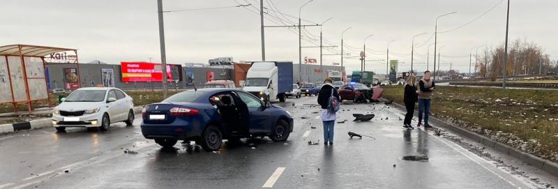 На Московском шоссе водитель на Mazda врезался в столб и в другой автомобиль