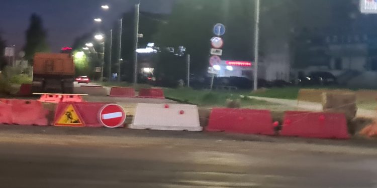 Рязанский минтранс отреагировал на жалобы о работающем светофоре на перекопанной дороге