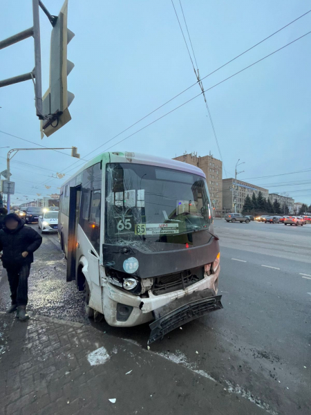 В ДТП с участием маршрутки №65 пострадали водитель ГАЗели и 17-летний подросток