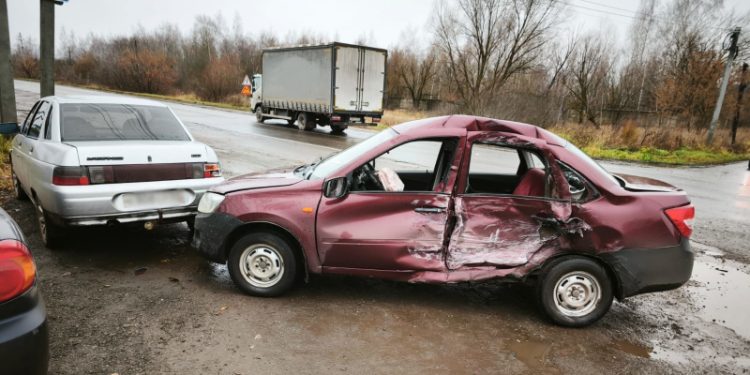 В массовом ДТП в рязанском Ряжске пострадал 72-летний водитель на «Lada Granta»