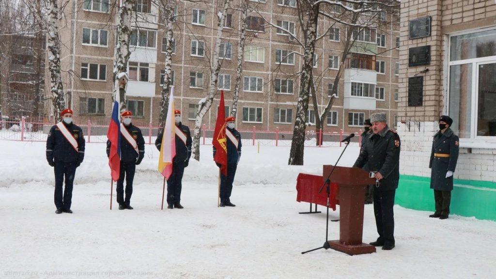 На фасаде рязанской школы №47 установили мемориальную доску офицеру рязанского СОБР, погибшему на Кавказе