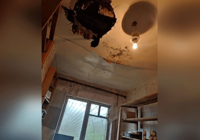 В почтовом отделении Рязанского района засняли огромную дыру в потолке