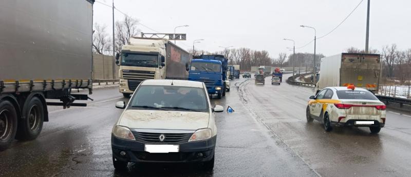 При столкновении грузовика и легковушки в Рязанской области пострадала 17-летняя девушка