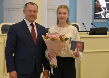 Школьнице из рязанского Скопина вручили медаль за спасение тонувшего ребенка Школьнице из рязанского Скопина вручили медаль за спасение тонувшего ребенка