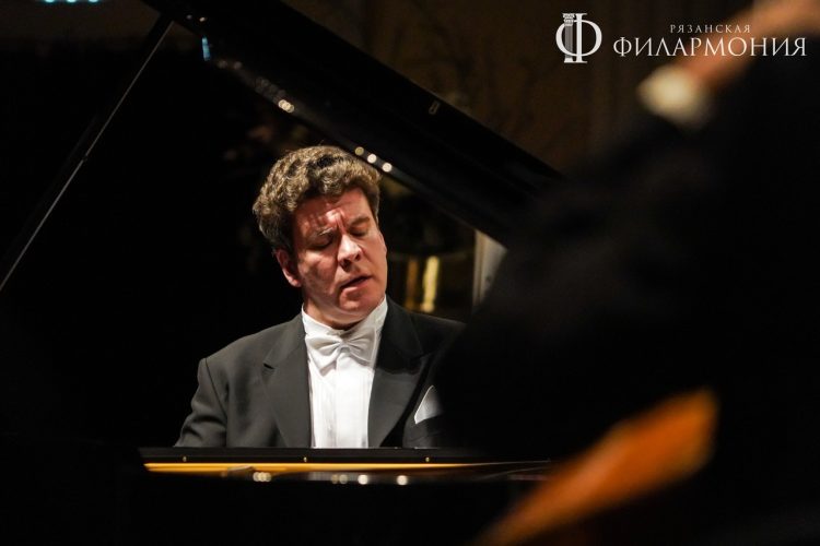 В Рязанской филармонии выступил пианист-виртуоз Денис Мацуев