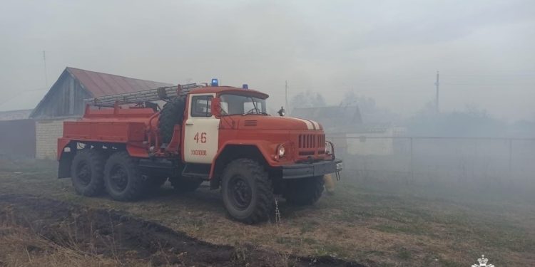 В Ряжском районе перекинувшийся с загоревшегося дома огонь повредил еще 4 жилых дома В Ряжском районе перекинувшийся с загоревшегося дома огонь повредил еще 4 жилых дома