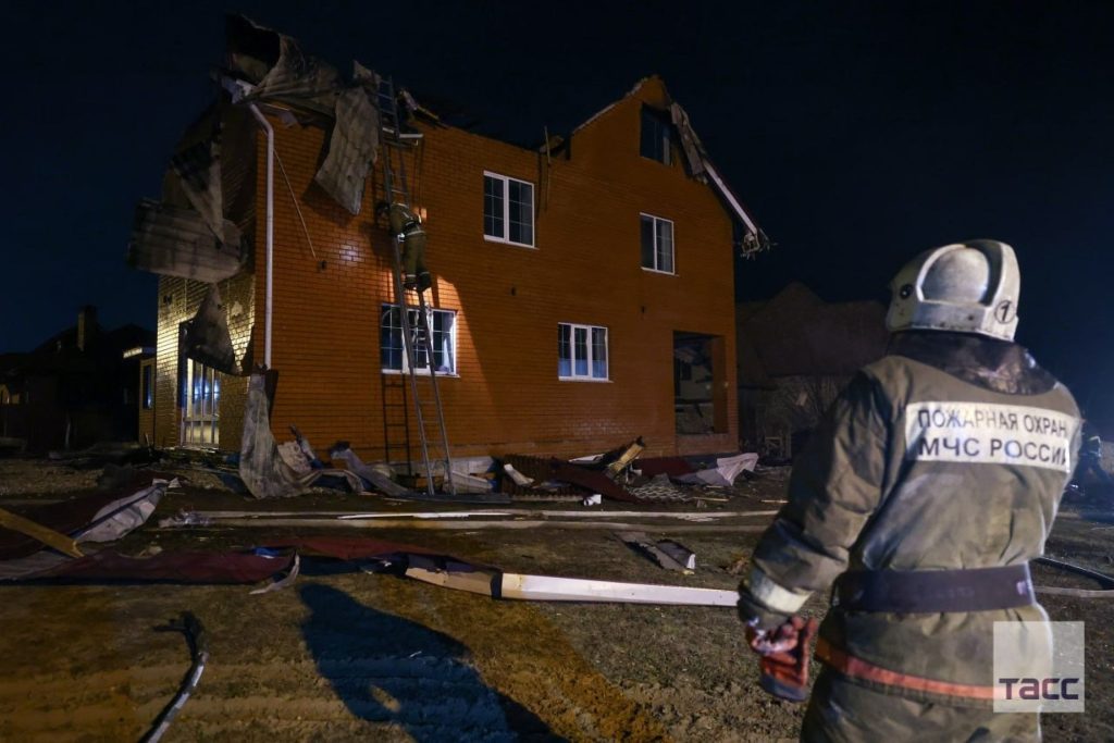 В Сети появились снимки с места падения обломков БПЛА на дом в Рязани