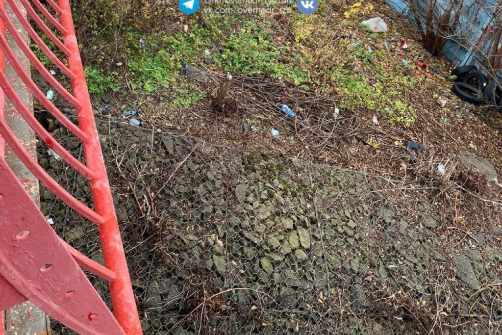 Рязанцы пожаловались на мусор около Горбатого моста