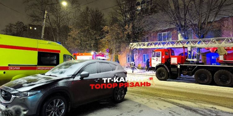 В Рязани горел расселенный дом, есть пострадавший
