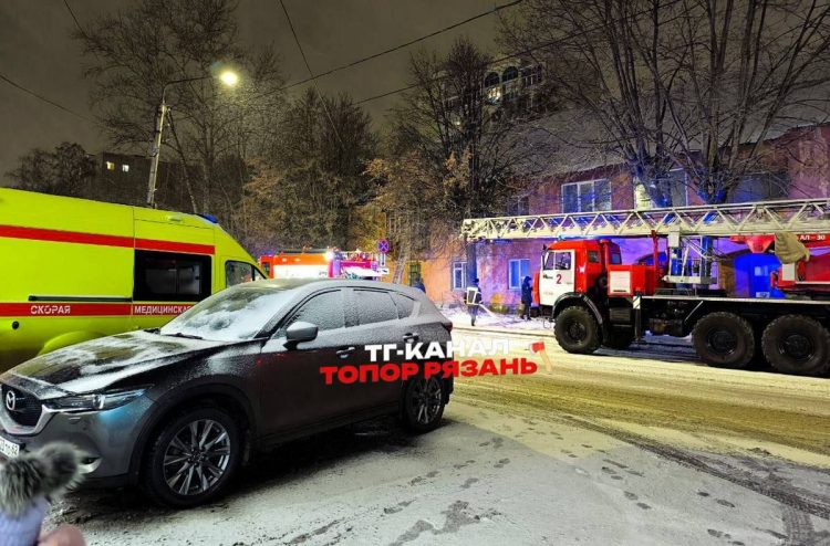 В Рязани горел расселенный дом, есть пострадавший