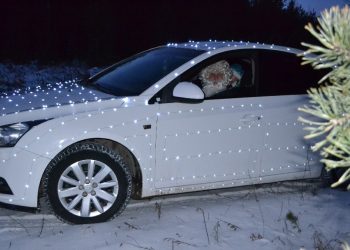 В Пронском округе местный житель создал новогоднее настроение, украсив автомобиль 100-метровой гирляндой В Пронском округе местный житель создал новогоднее настроение, украсив автомобиль 100-метровой гирляндой