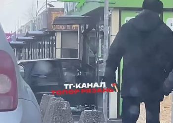 На улице Станкозаводской легковушка влетела в салон оптики На улице Станкозаводской легковушка влетела в салон оптики