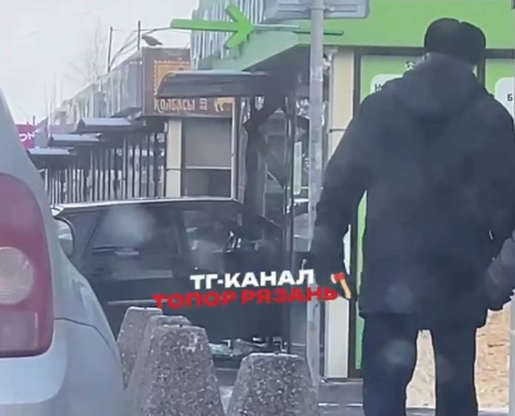 На улице Станкозаводской легковушка влетела в салон оптики