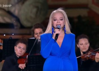 Певица Долина предложила отдавать деньги покупательнице частями в течение нескольких лет