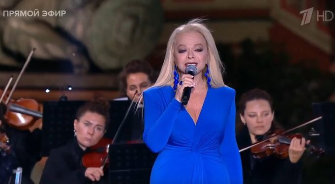 Певица Долина предложила отдавать деньги покупательнице частями в течение нескольких лет