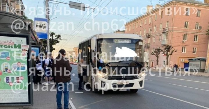 В рязанской маршрутке №50 из-за езды водителя пассажиры падали на пол