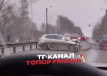 На Южной окружной в Рязани легковушка врезалась в ограждение На Южной окружной в Рязани легковушка врезалась в ограждение