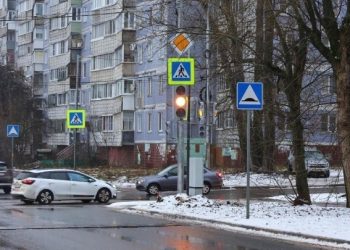 На пересечении улиц Ленинского Комсомола и 9-я Линия заработал светофор